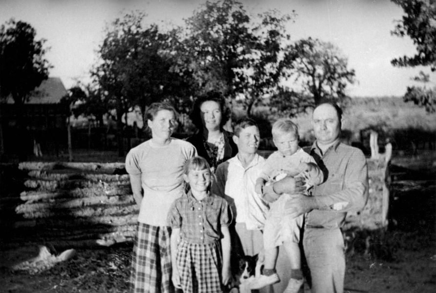 1943-11-1 The Ernest Park family in Cross Plains: Carolina, Jeorgia, Ophelia, Eugene, Ernest Carrol, Ernest, November 1, 1943